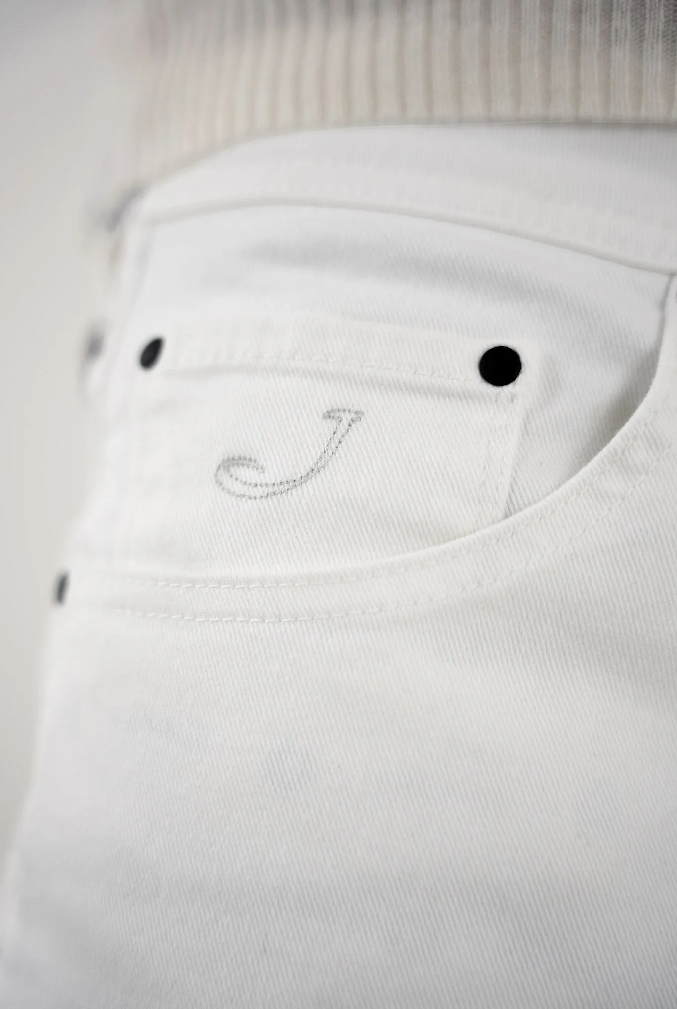 JACOB COHEN White Cropped Carrot Fit Pants - LIMITED EDITION
